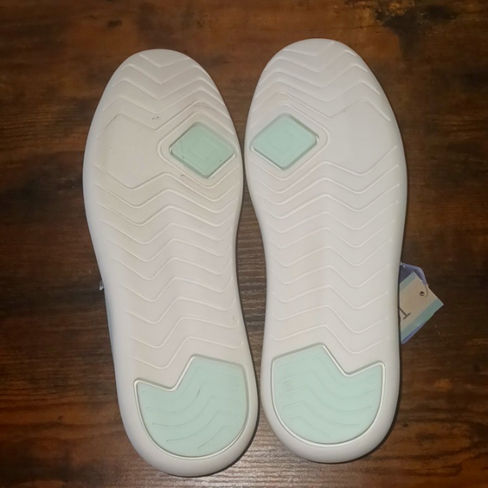 Toms - Picture 2 of 4